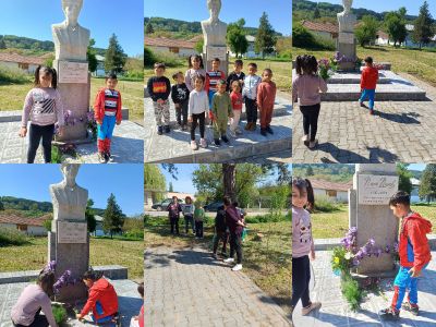 На 07.05. е роден поета с ватенката  Цветя на паметника от децата  на база Добромирка и поклон 1